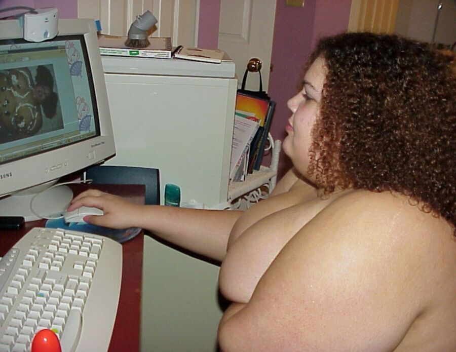 Free porn pics of Fatty vibrates her da dink a dink 9 of 153 pics