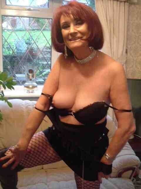 Evelyn Top UK Mature Whore 12 of 13 pics