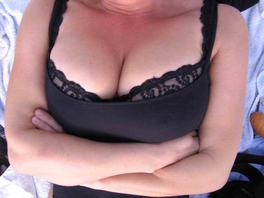 Free porn pics of Mitoo : her deep cleavage 18 of 21 pics