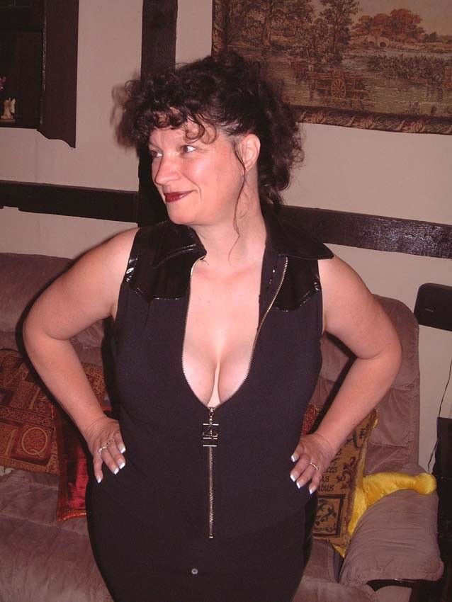 Free porn pics of UK MILF Slut shows off her huge tits! 10 of 95 pics