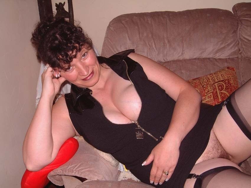 Free porn pics of UK MILF Slut shows off her huge tits! 6 of 95 pics