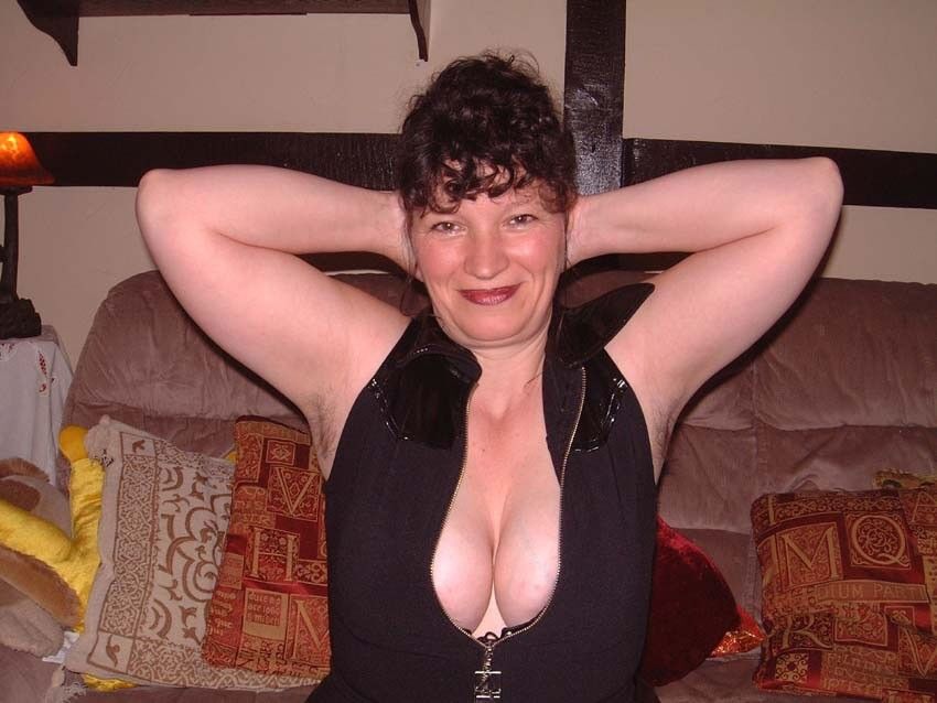 Free porn pics of UK MILF Slut shows off her huge tits! 12 of 95 pics