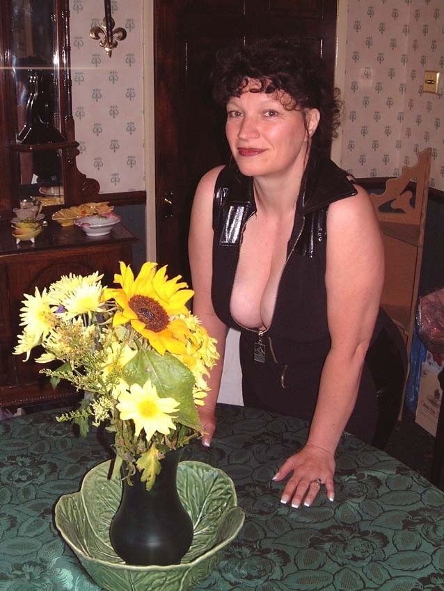 Free porn pics of UK MILF Slut shows off her huge tits! 3 of 95 pics
