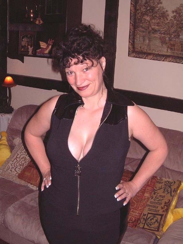 Free porn pics of UK MILF Slut shows off her huge tits! 9 of 95 pics