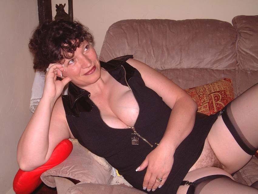 Free porn pics of UK MILF Slut shows off her huge tits! 7 of 95 pics