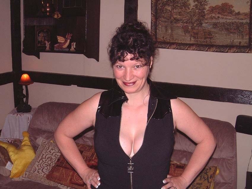 Free porn pics of UK MILF Slut shows off her huge tits! 8 of 95 pics