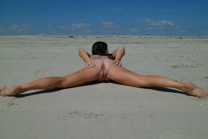 Free porn pics of Anuses on beach 22 of 207 pics