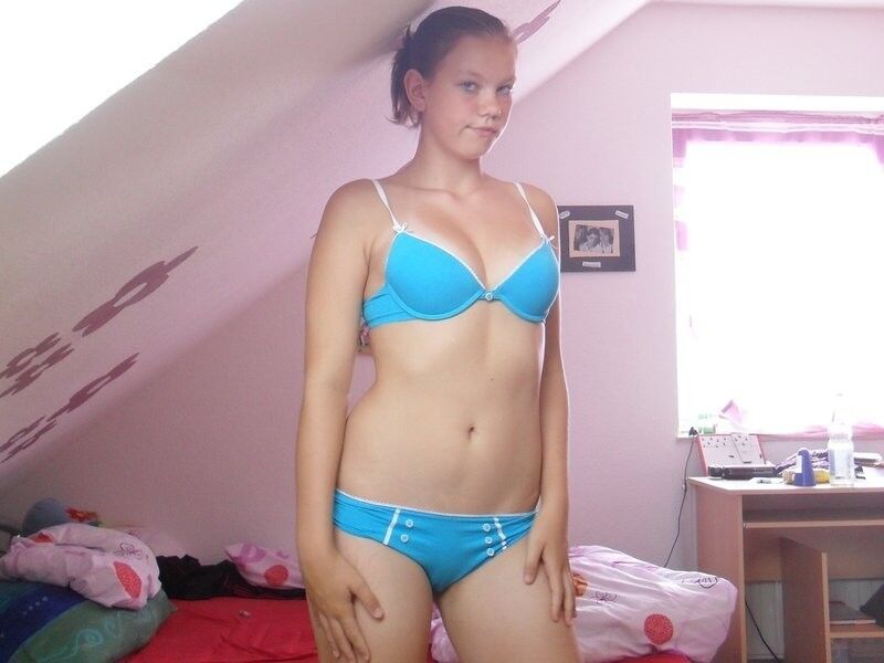 Sexy teen girl posing 6 of 30 pics