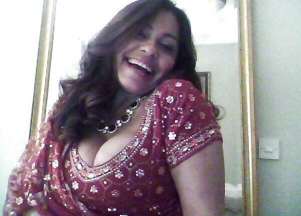 Sexy Busty Indian Milf 11 of 36 pics