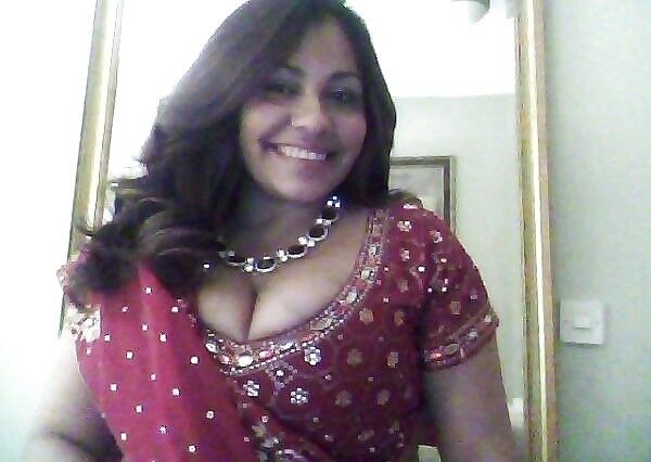 Sexy Busty Indian Milf 10 of 36 pics