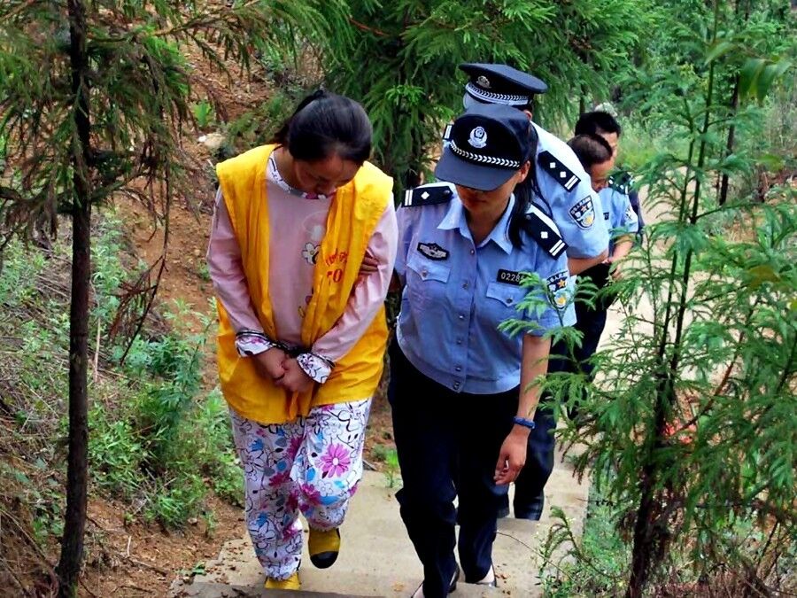 Chinese women under arrest 5 of 24 pics