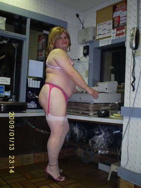 Free porn pics of 2009 011309 pink sissy in drive thru 14 of 35 pics