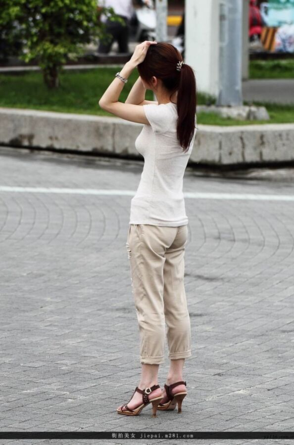 Free porn pics of Chinese street leggy beauty 9 of 20 pics