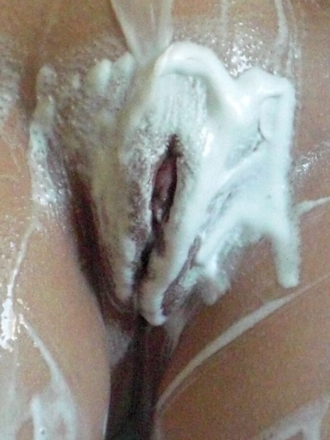 Free porn pics of Susis pussy shaving! 24 of 35 pics